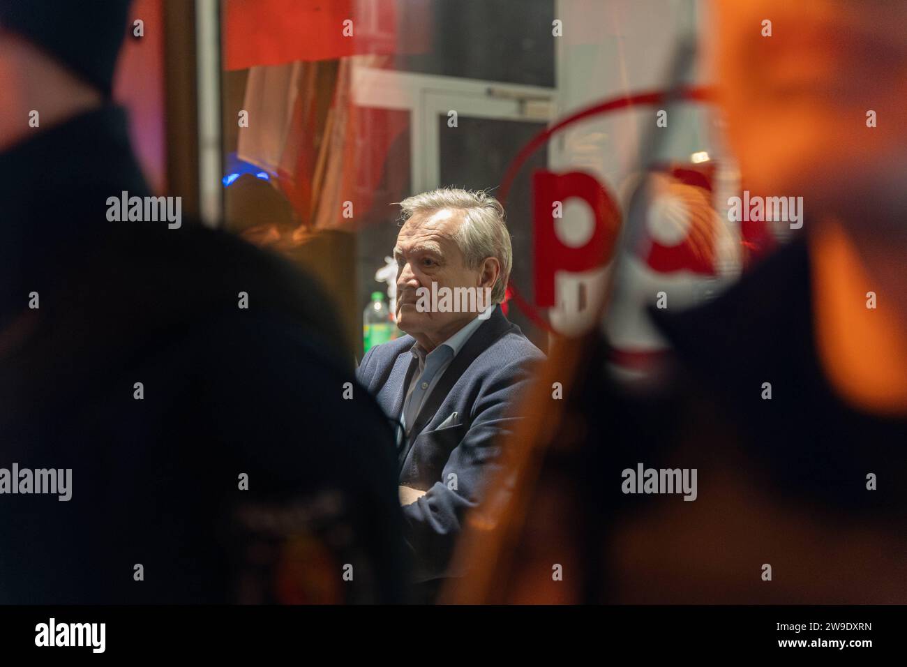 Il deputato polacco PIOTR GLINSKI del partito legge e giustizia PiS guarda la folla davanti alla sede del pap a Varsavia, 26 dicembre 2023. Le persone si sono riunite davanti allo studio statale TVP e pap nell’ambito della protesta in corso contro le azioni della neoeletta coalizione europeista volte a ripristinare l’affidabilità e l’obiettività del pubblico dei media. Varsavia Polonia dimostrazione in difesa di TVP. 2023/12/26 Copyright: XMarekxAntonixIwanczukx MAI08665-Enhanced-NR Foto Stock