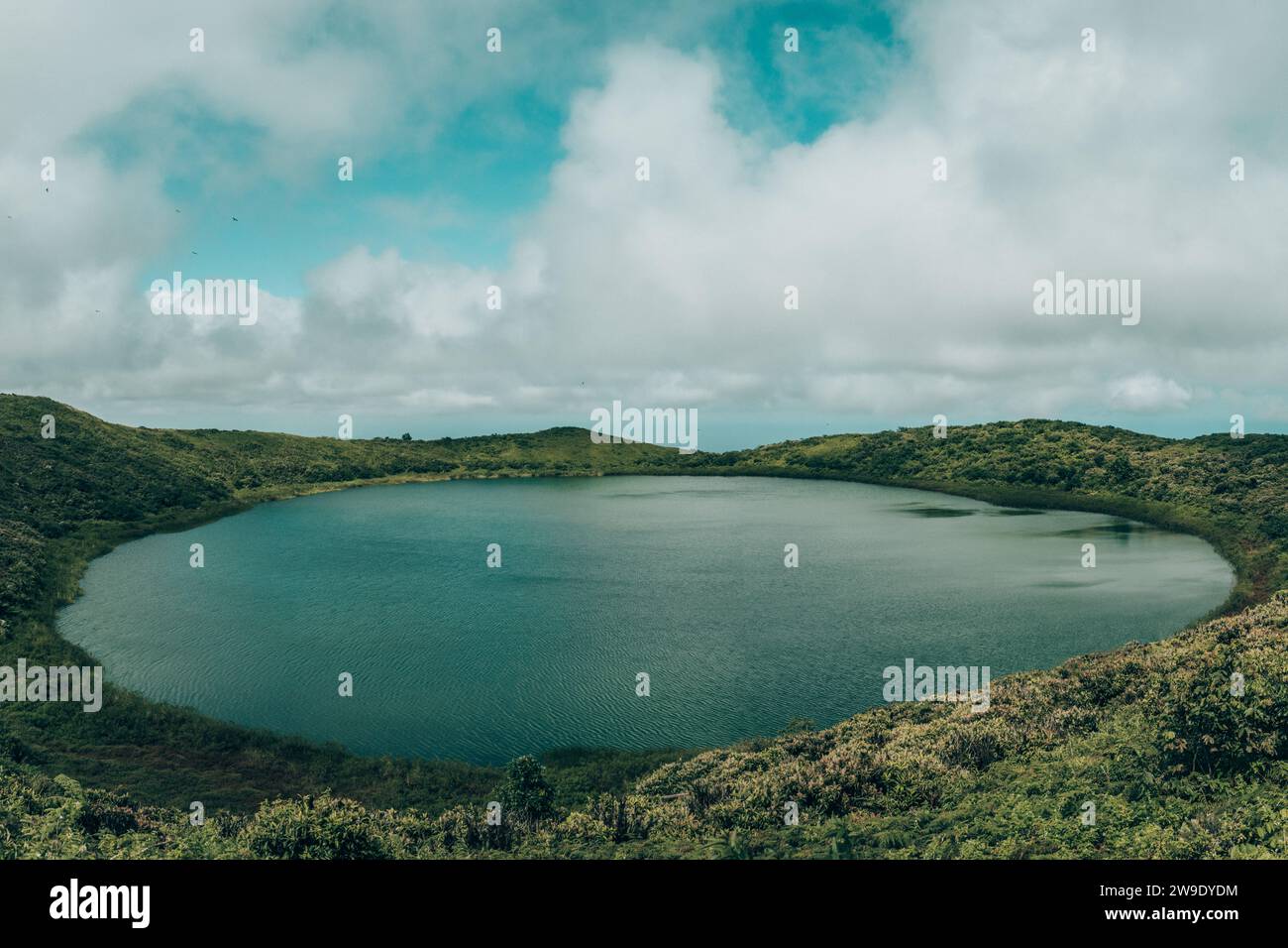 Vista panoramica della laguna di El Junco sull'isola di San Cristobal nelle Galapagos, Ecuador Foto Stock