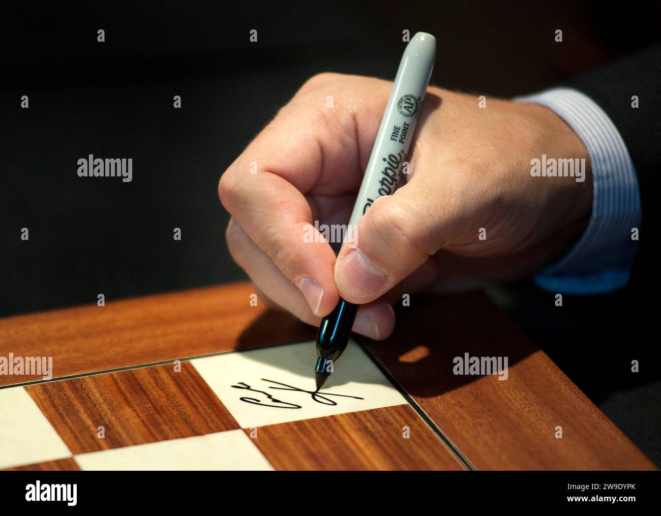 Il grande maestro di scacchi americano Gata Kamsky firma un tabellone durante una sessione autografa il giorno di apertura della Sinquefield Cup 2013. Foto Stock