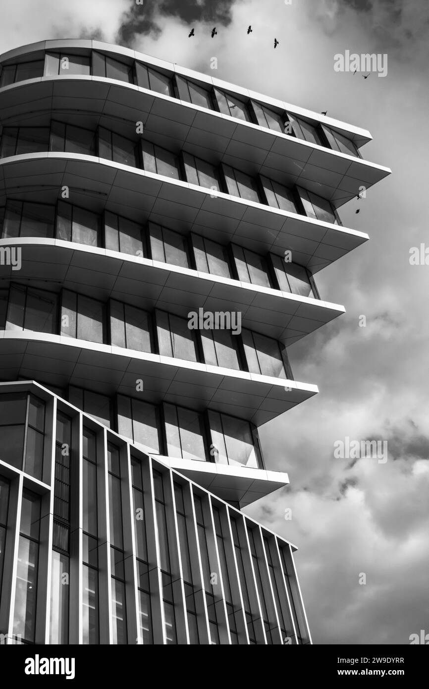 Immagine dinamica in bianco e nero dell'architettura moderna con motivi geometrici sorprendenti e forme e linee contrastanti Foto Stock