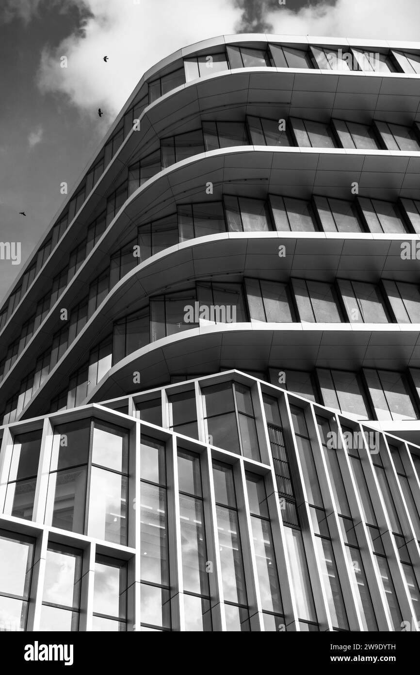 Immagine dinamica in bianco e nero dell'architettura moderna con motivi geometrici sorprendenti e forme e linee contrastanti Foto Stock