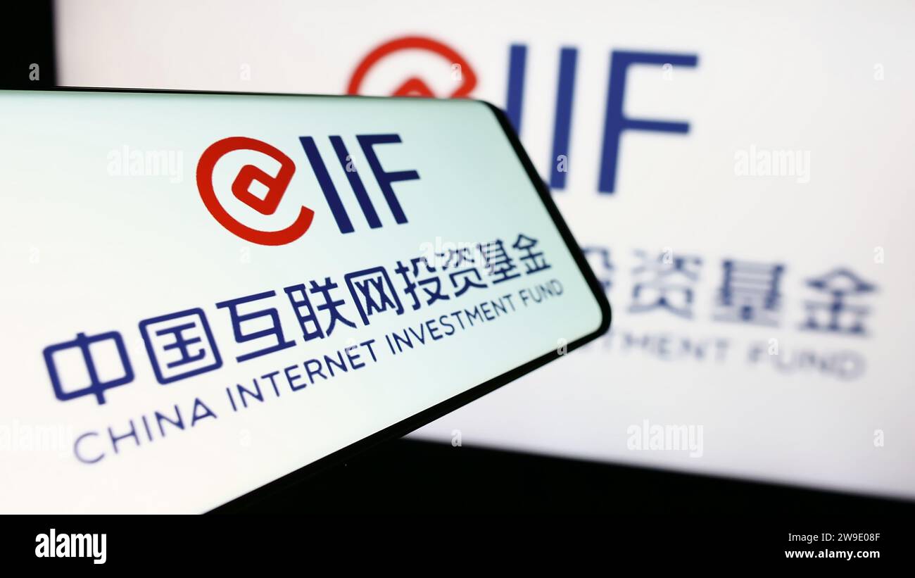 Cellulare con logo del China Internet Investment Fund (CIIF). Concentrarsi sul display del telefono. Foto Stock