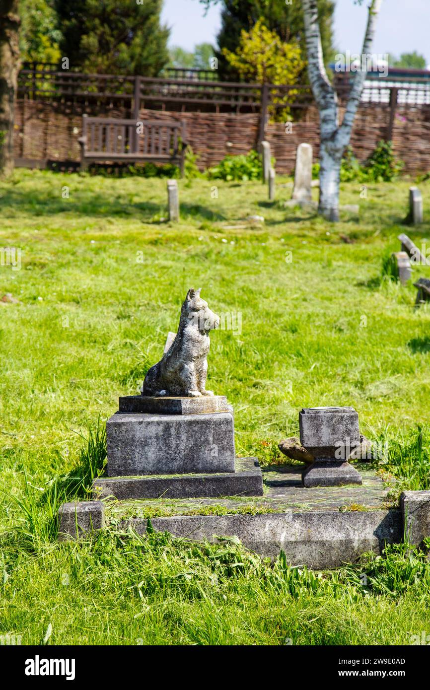 Monumento funebre di un cane al Ilford PDSA Animal Cemetery, Ilford, Inghilterra Foto Stock