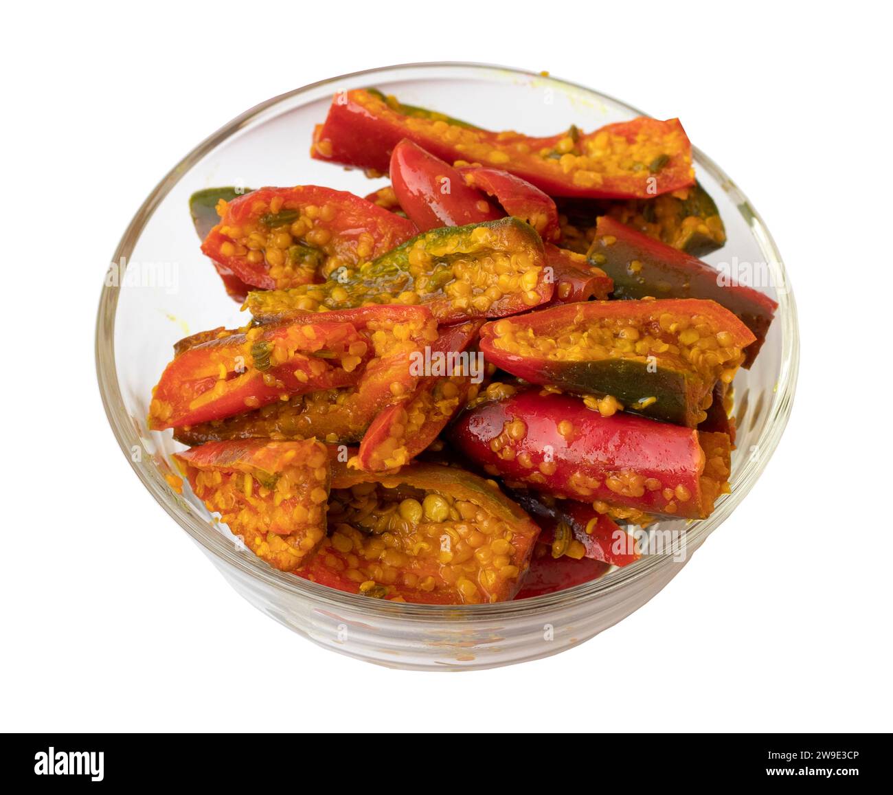 Sottaceto peperoncino rosso in ciotola di vetro trasparente - marinato con fieno greco e senape - isolato su bianco Foto Stock