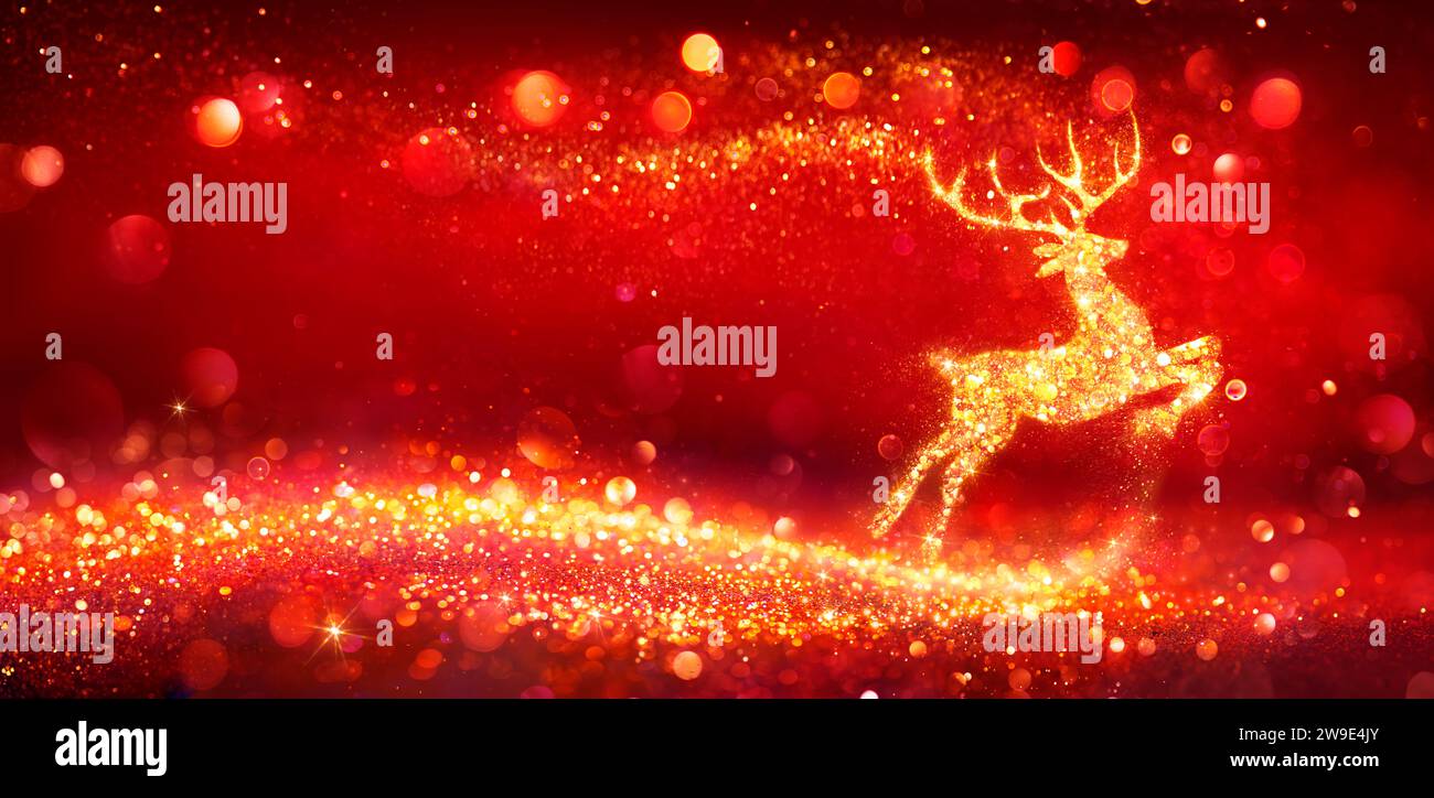 Christmas Card - Magico Cervo dorato con glitter su sfondo rosso lucido Foto Stock