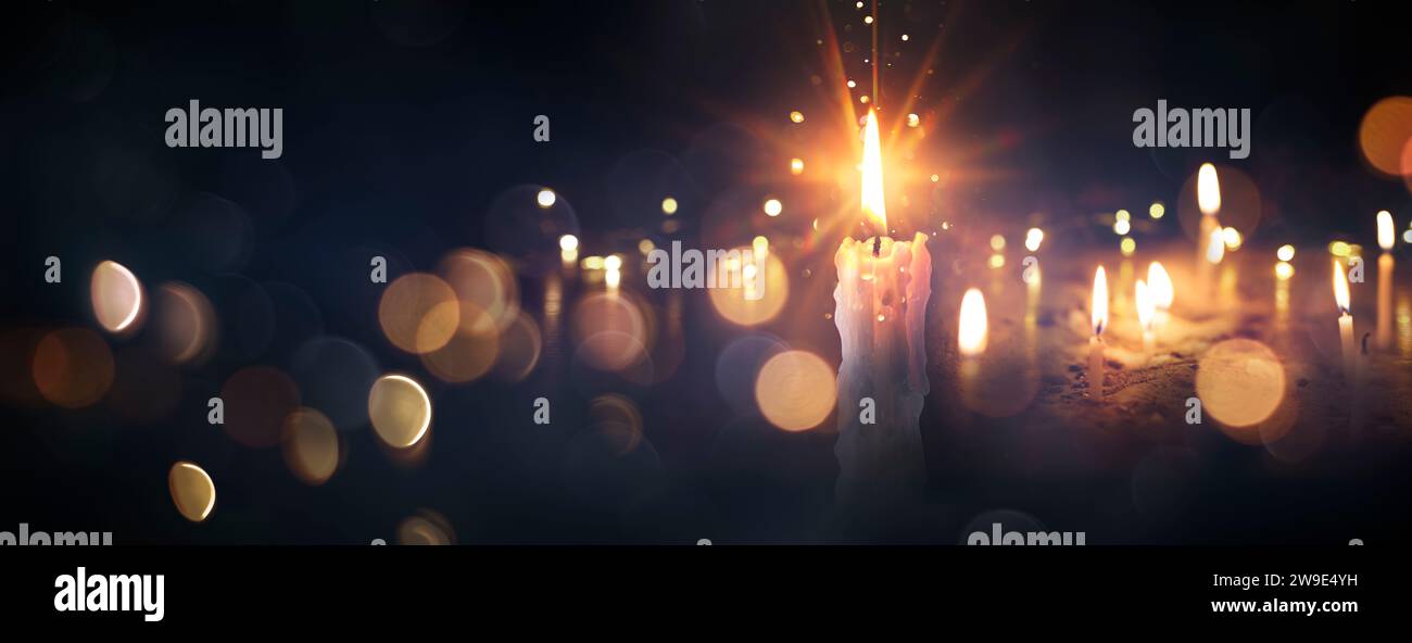 Fiamme di candele al buio - scheda memoria giorno e condoglianze con luci sfocate ed effetto Flare Foto Stock