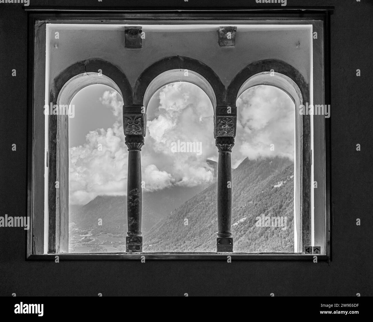 Tripla lancetta del Castello Tirolo in alto Adige vicino a Merano, provincia di Bolzano, Trentino alto Adige, italia - immagine in bianco e nero Foto Stock