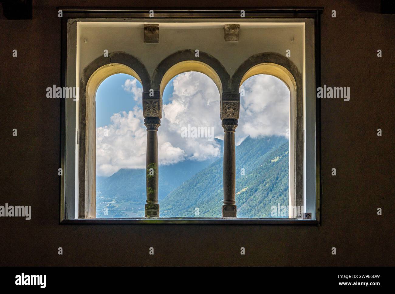 Tripla lancetta del Castello Tirolo in alto Adige vicino a Merano, provincia di Bolzano, Trentino alto Adige, italia - immagine in bianco e nero Foto Stock