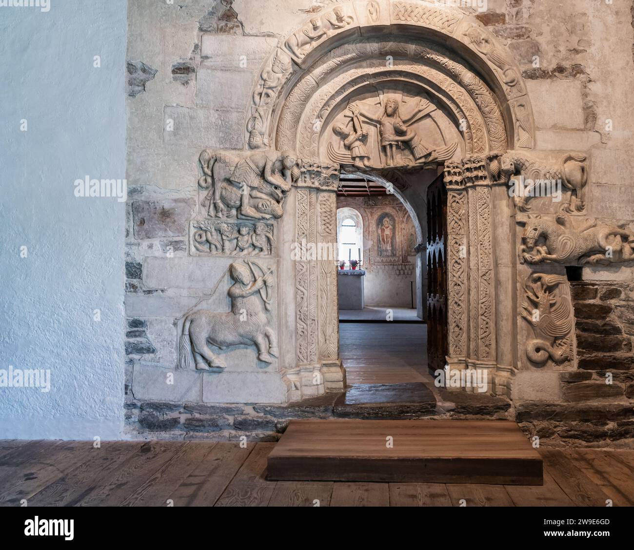 Castello Tirolo, Merano in alto Adige, 14 giugno 2023: Interno del Castello: Portale della cappella in marmo, scultura architettonica romanica in Tyro Foto Stock
