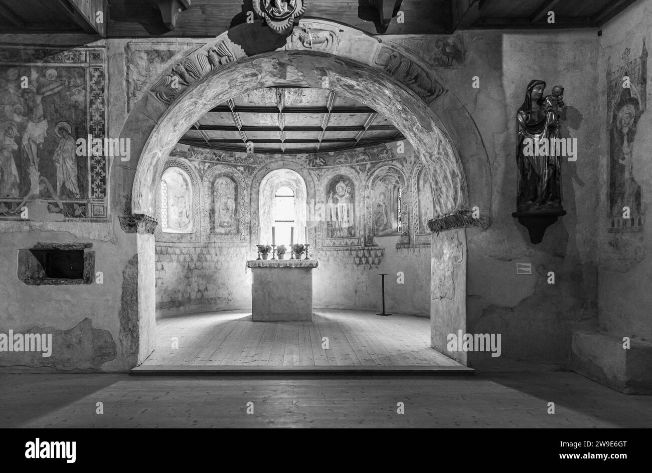 Castello Tirolo, Merano in alto Adige, Trentino alto Adige, Italia, 14 giugno 2023: Interno del Castello: Cappella inferiore con pitture murali gotiche. Nero Foto Stock