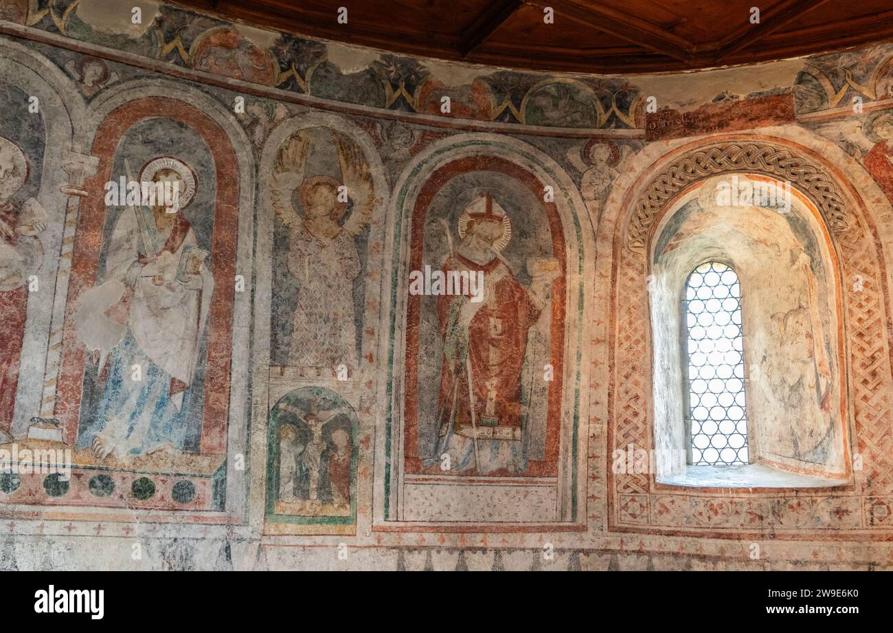 Castello Tirolo, Merano in alto Adige, Trentino alto Adige, Italia, 14 giugno 2023: Interno del Castello: Cappella inferiore con pitture murali gotiche. Foto Stock