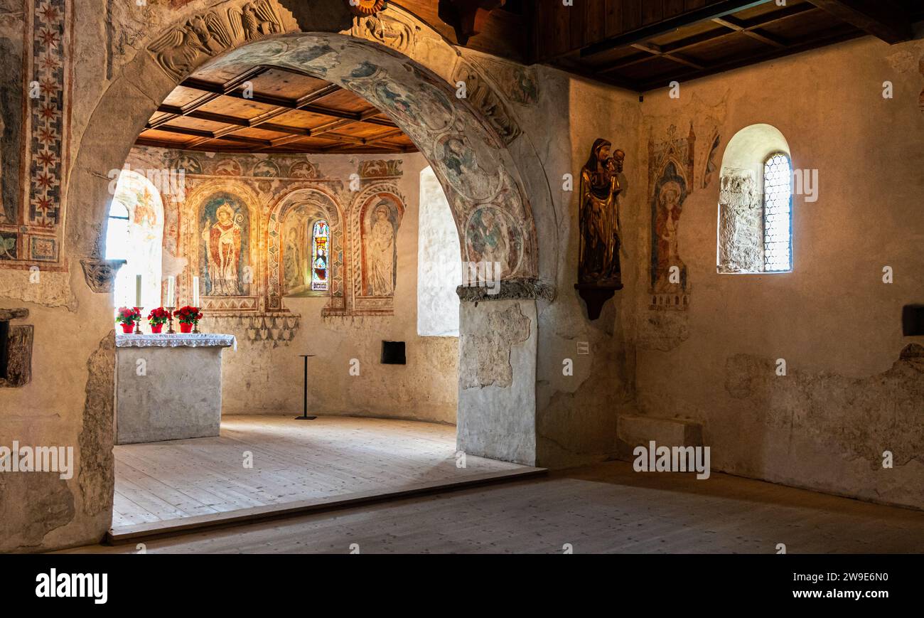 Castello Tirolo, Merano in alto Adige, Trentino alto Adige, Italia, 14 giugno 2023: Interno del Castello: Cappella inferiore con pitture murali gotiche. Nero Foto Stock