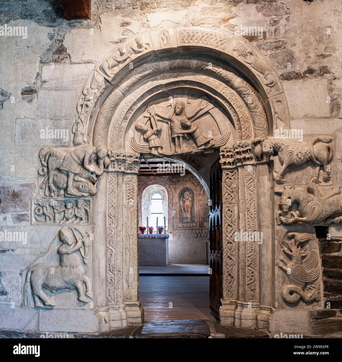 Castello Tirolo, Merano in alto Adige, 14 giugno 2023: Interno del Castello: Portale della cappella in marmo, scultura architettonica romanica in Tyro Foto Stock