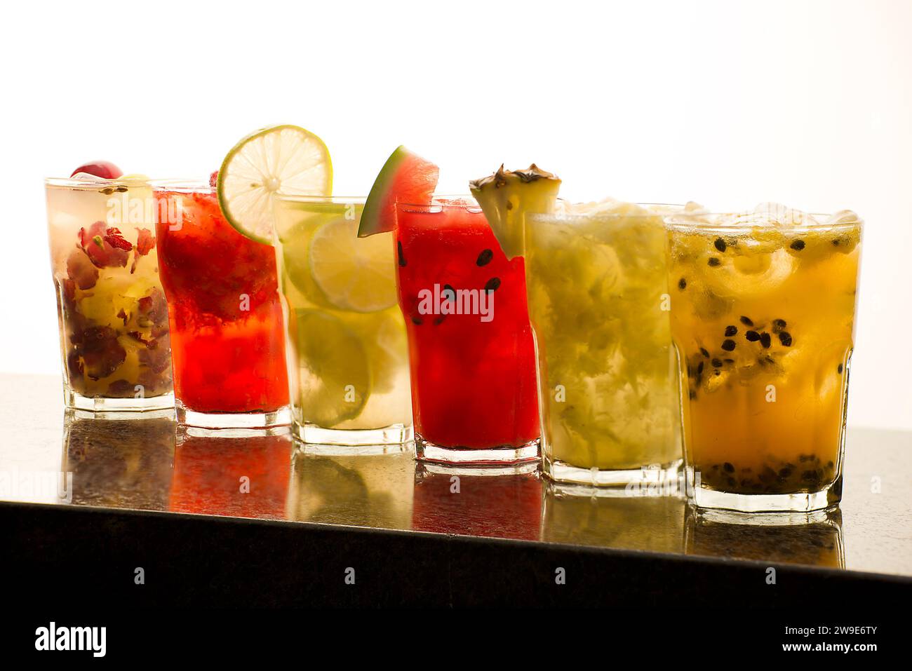 Numerosi cocktail di frutta con frutto della passione, lime e melograno Foto Stock