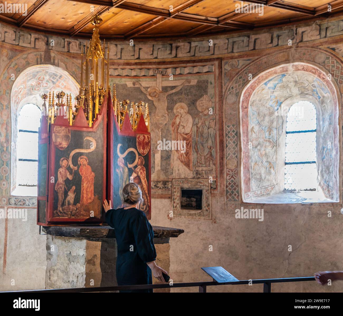 Castello Tirolo, Merano, alto Adige, Italia, 14 giugno 2023: Interno del Castello: La cappella superiore con l'altare del Castello Tirolo (circa 1370) Foto Stock
