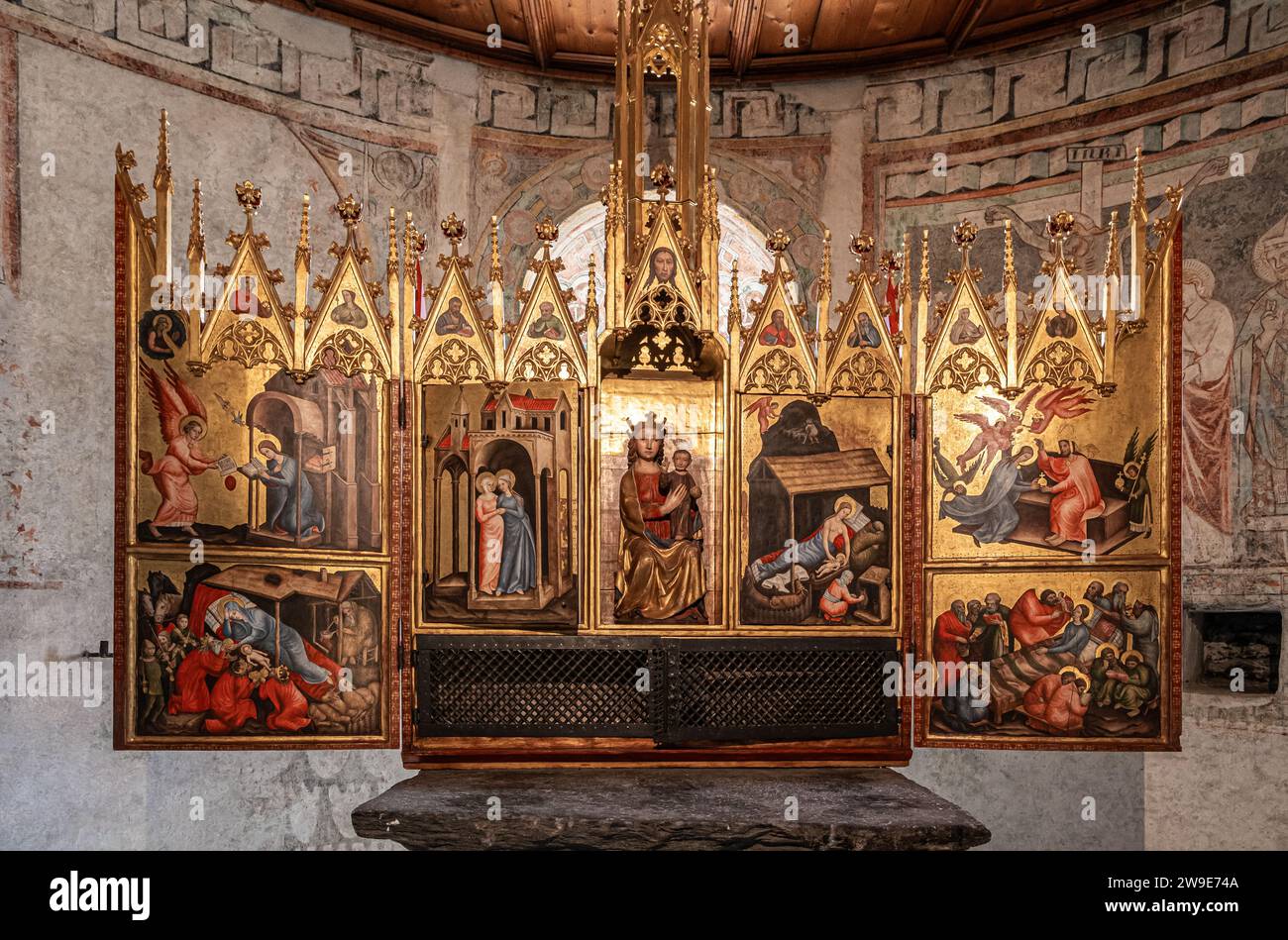 Castello Tirolo, Merano, alto Adige, Italia, 14 giugno 2023: Interno del Castello: La cappella superiore con l'altare del Castello Tirolo (circa 1370) Foto Stock