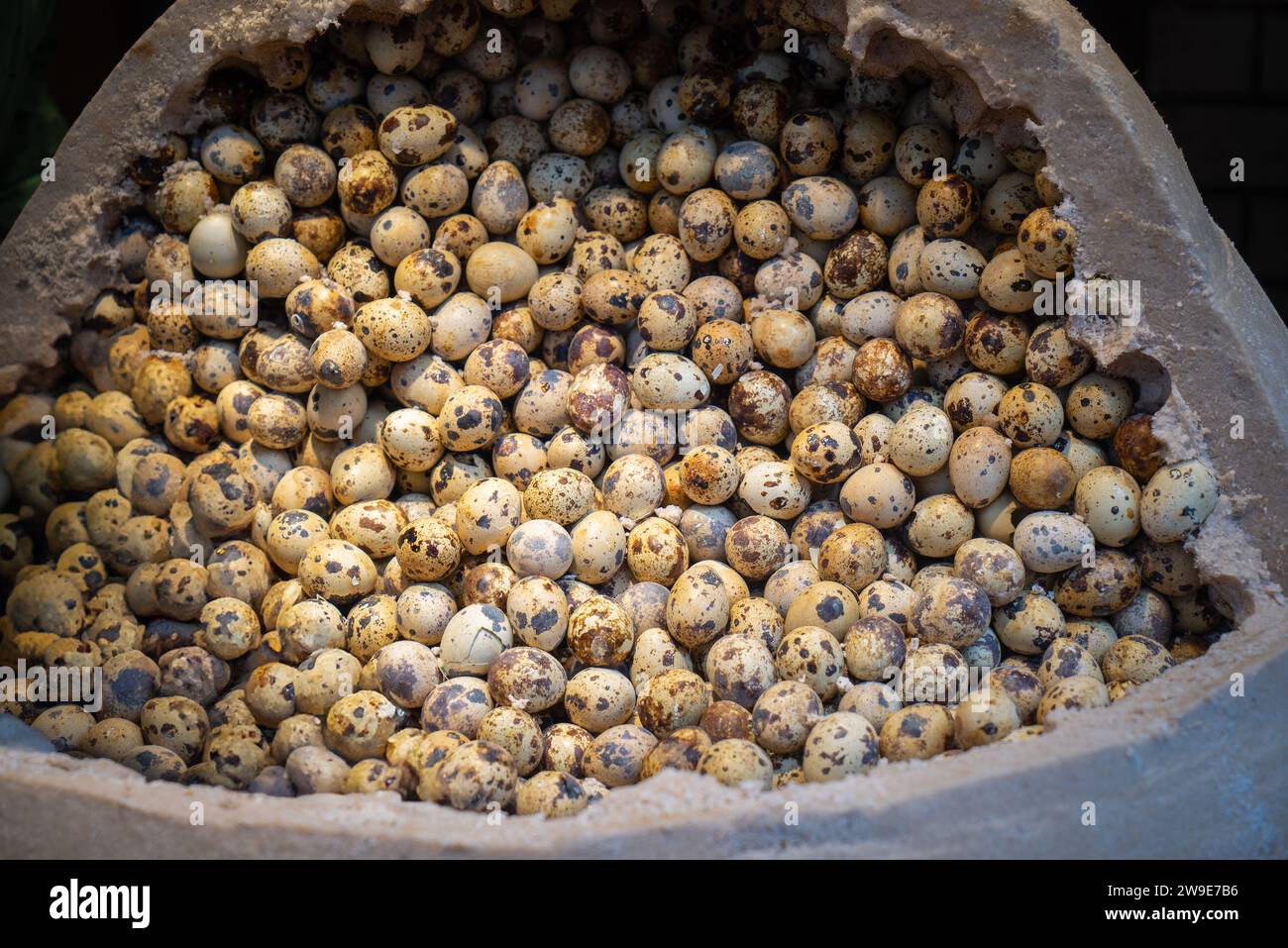 Un primo piano di uova di quaglia macchiate fresche sistemate in una grande ciotola in un mercato a Wuchang, in Cina. Ideale per la cottura e il contenuto nutrizionale. Foto Stock