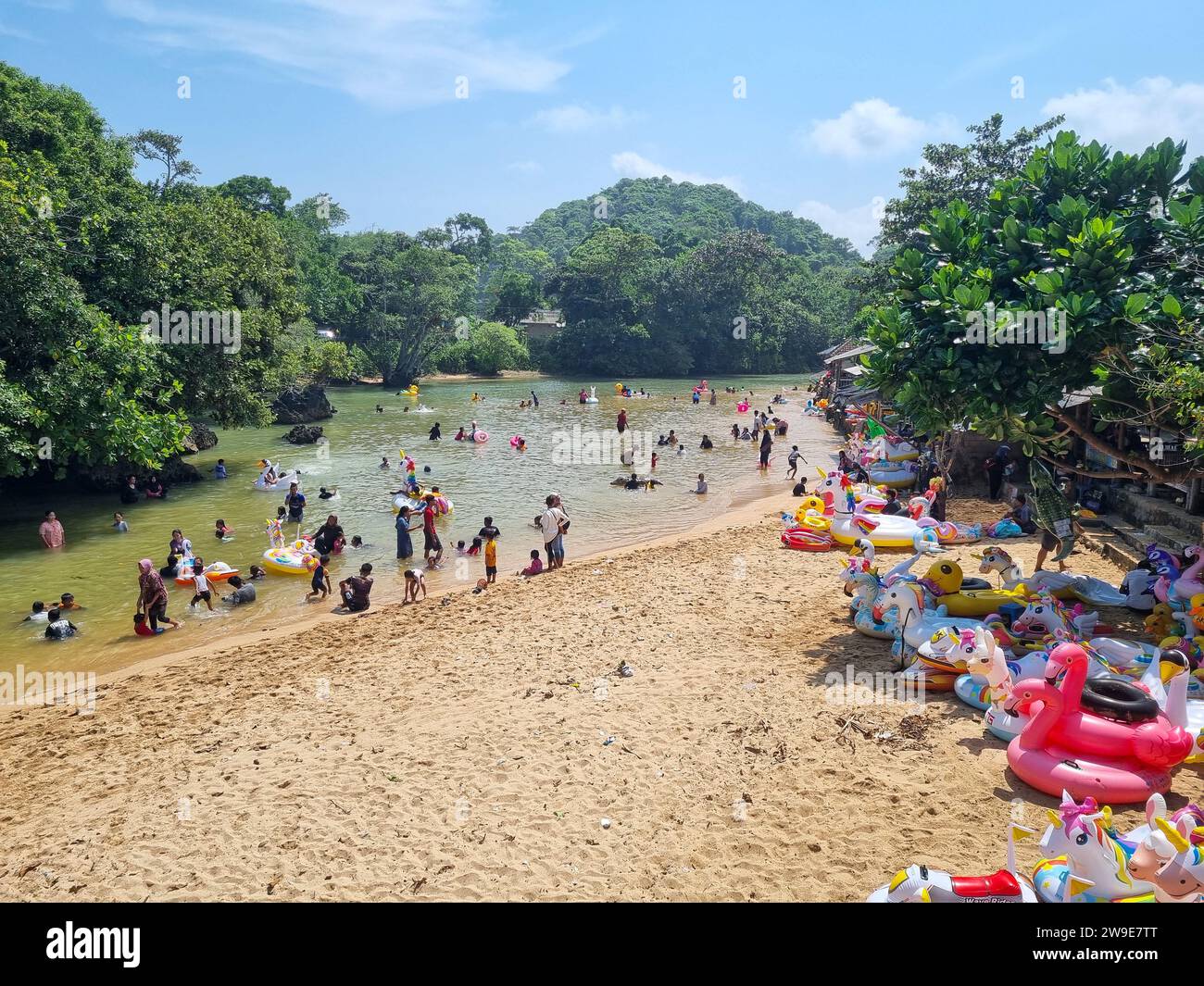 I turisti amano giocare sulla spiaggia. Vista panoramica di Balekambang Beach, Malang Regency, Giava Orientale, Indonesia Foto Stock