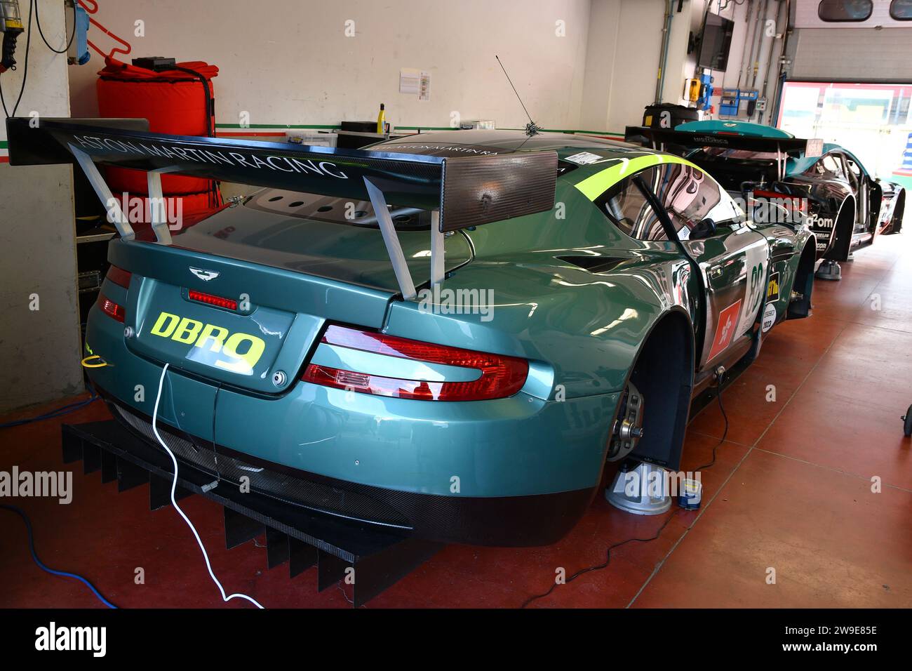 Scarperia, 2 aprile 2023: Aston Martin DBR9 anno 2006 in garage durante il Mugello Classic 2023 sul circuito del Mugello in Italia. Foto Stock