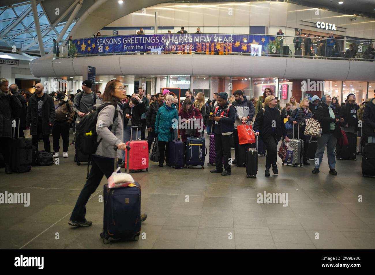 Passeggeri alla stazione King's Cross di Londra. I problemi relativi a due progetti di ingegneria ferroviaria di Natale stanno causando gravi disagi mercoledì. I servizi all'estremità meridionale della Midland Main Line tra St Albans e London St Pancras sono influenzati da un guasto al sistema di segnalazione, mentre il superamento dei lavori di ingegneria ha causato la miseria per molti passeggeri del sud-est. La East Midlands Railway ha affermato che la questione del segnalamento le impedisce di effettuare servizi tra Londra St Pancras e l'aeroporto di Luton, il che significa che migliaia di passeggeri rischiano di perdere i voli. Data foto: Mercoledì 27 dicembre, Foto Stock