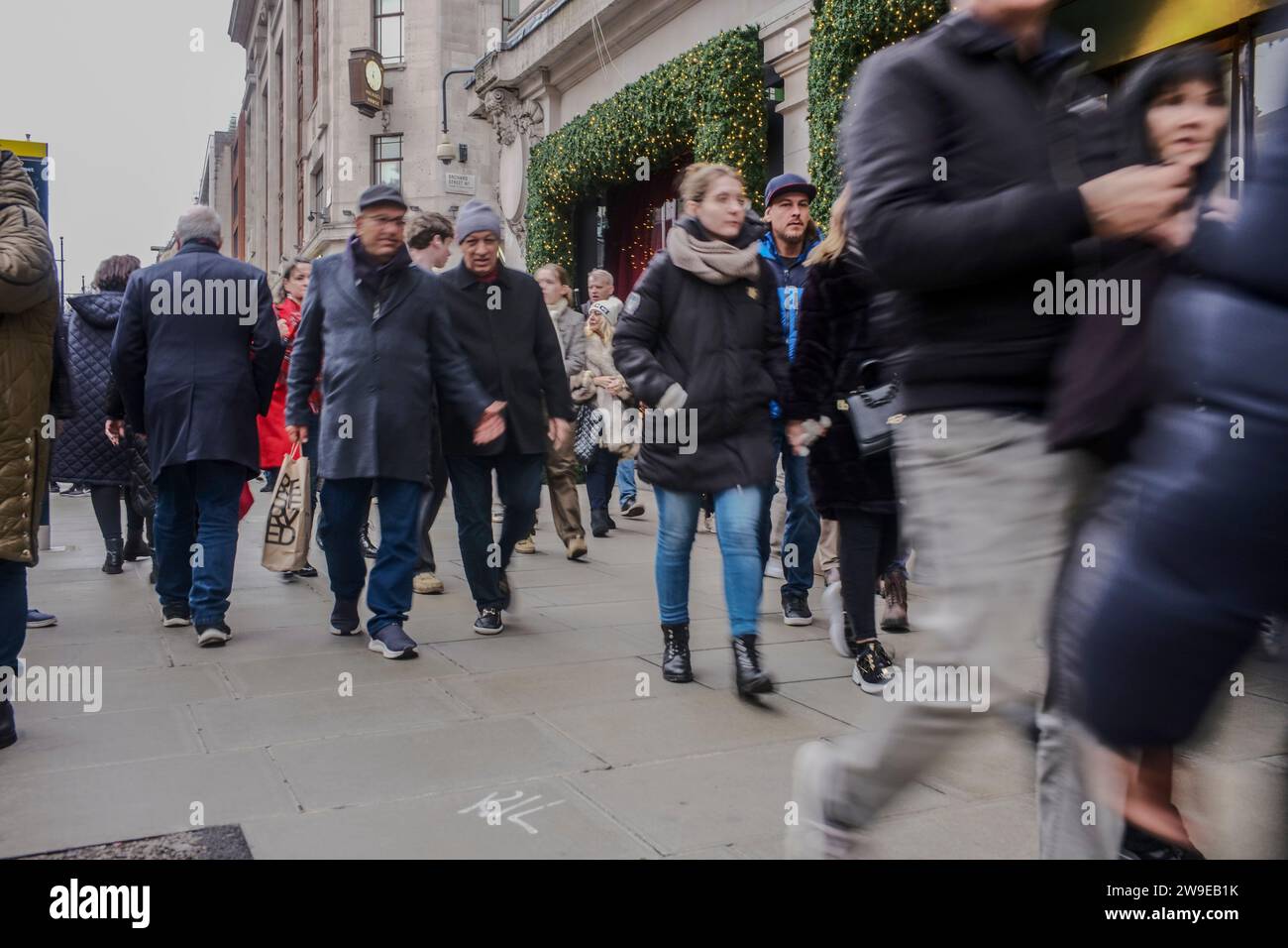 Oxford Street, Londra, Regno Unito. 27 dicembre 2023. La strada dello shopping più trafficata d'Europa sta lentamente prendendo vita con gli acquirenti che cercano occasioni nelle vendite stagionali. Alcuni grandi negozi al dettaglio sono rimasti chiusi il giorno di Santo Stefano, ma ora i rivenditori sperano di aumentare le vendite a seguito dei bassi saldi natalizi nei negozi di lusso. Foto Stock