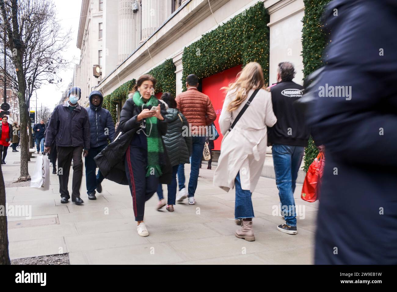 Oxford Street, Londra, Regno Unito. 27 dicembre 2023. La strada dello shopping più trafficata d'Europa sta lentamente prendendo vita con gli acquirenti che cercano occasioni nelle vendite stagionali. Alcuni grandi negozi al dettaglio sono rimasti chiusi il giorno di Santo Stefano, ma ora i rivenditori sperano di aumentare le vendite a seguito dei bassi saldi natalizi nei negozi di lusso. Foto Stock