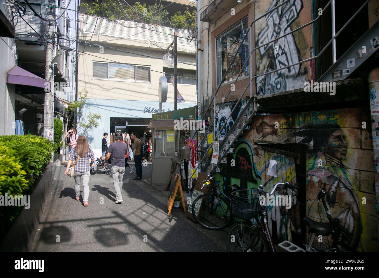 Tokyo, Giappone; 1 ottobre 2023: Shimokitazawa è un'area per lo shopping e l'intrattenimento a Kitazawa, piena di negozi vintage e atmosfera alternativa. Foto Stock