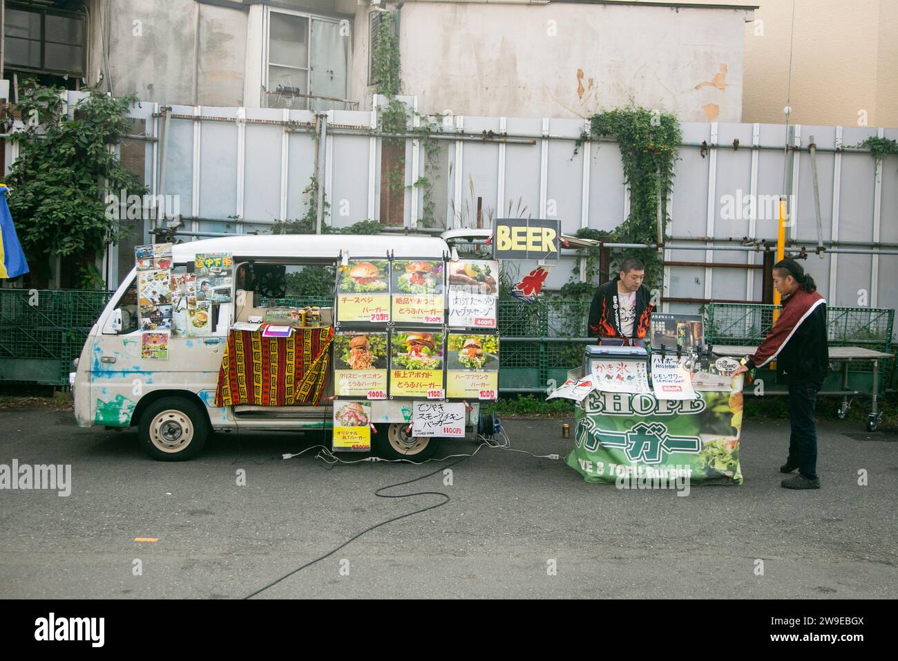 Tokyo, Giappone; 1 ottobre 2023: Foodt Truck at a Street Festival a Shimokitazawa. Foto Stock