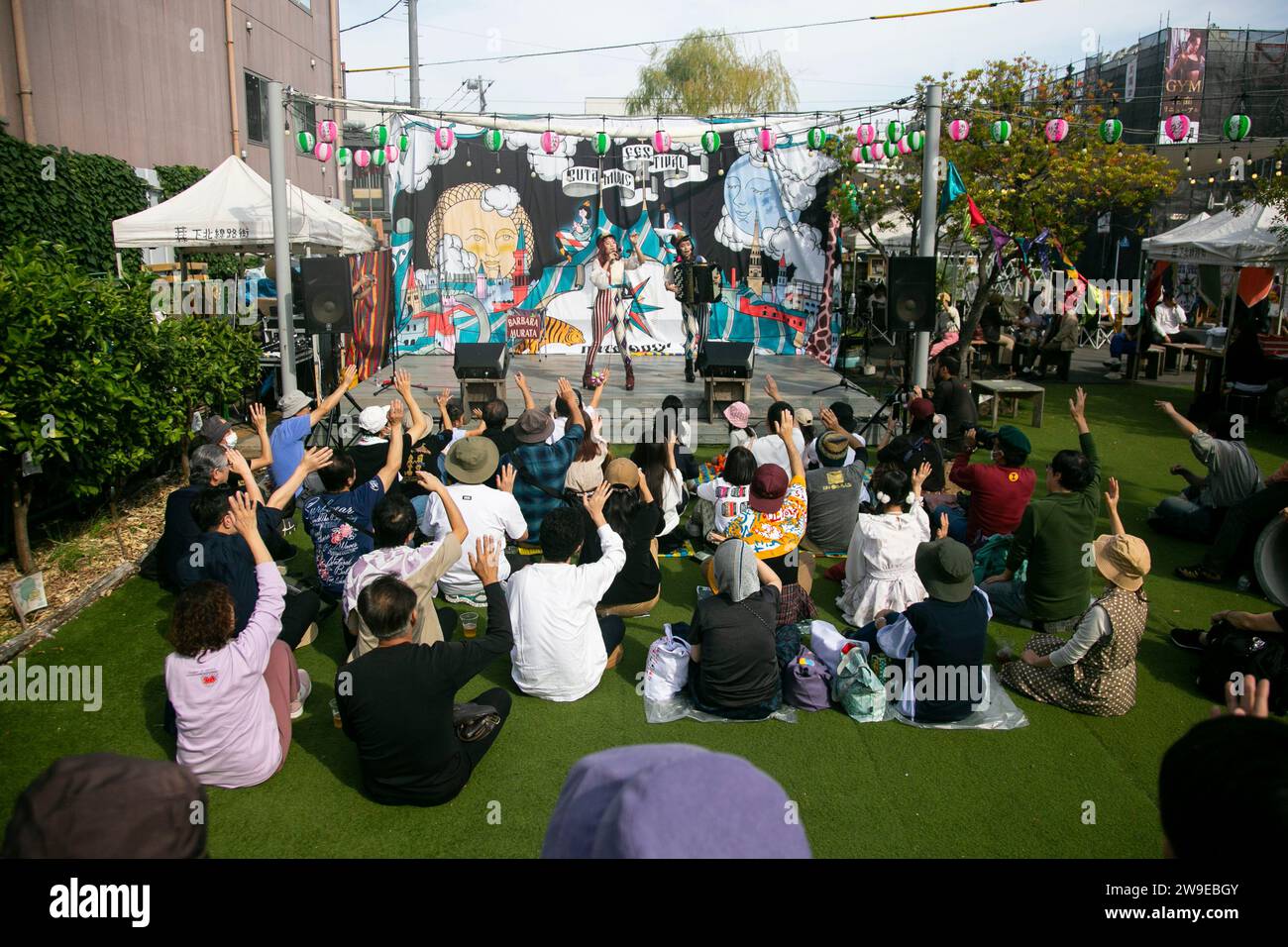 Tokyo, Giappone; 1 ottobre 2023: Tokyo, Giappone 1 ottobre 2023: Spettacolo dal vivo Teather con musicisti in uno Street Festival a Shimokitazawa. Foto Stock