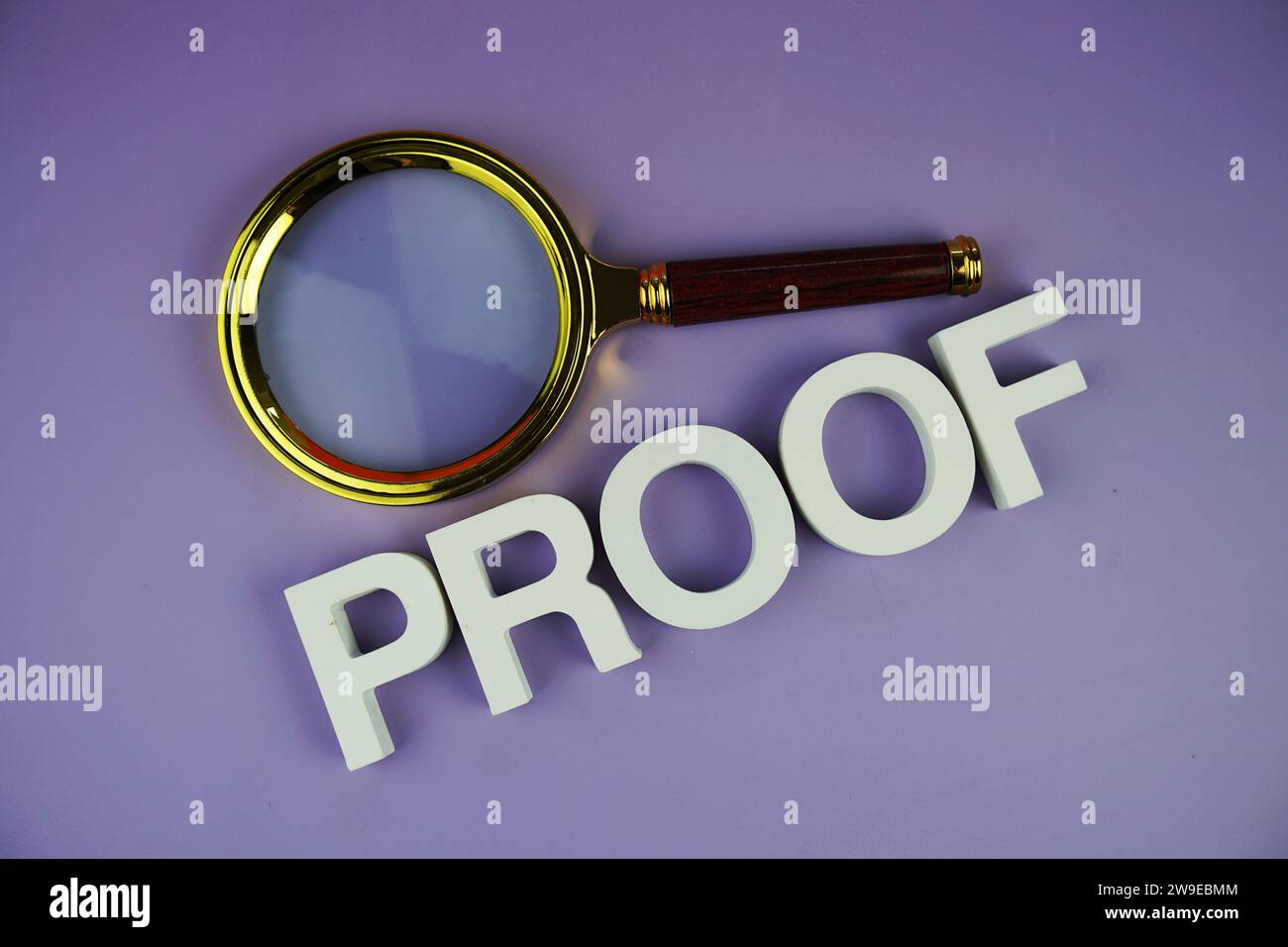 Lettere alfabetiche di prova con lente d'ingrandimento, contesto aziendale e didattico Foto Stock