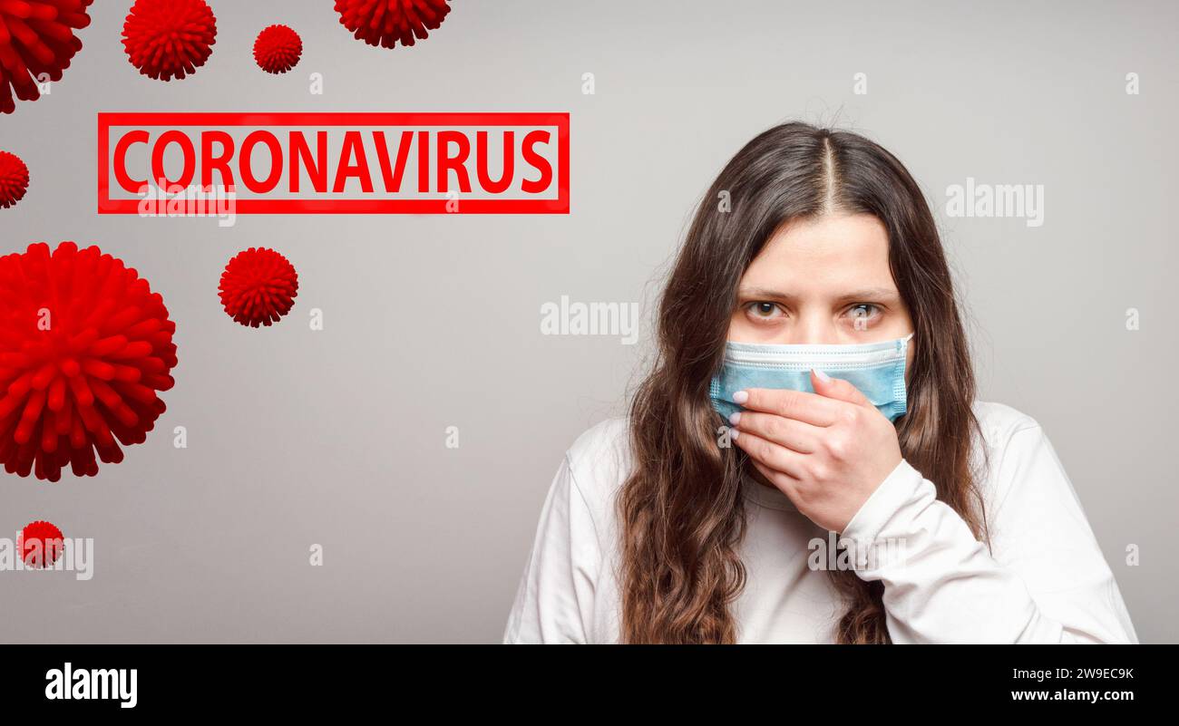 Una ragazza malata che indossa una maschera medica protettiva. Il concetto di malattie virali, epidemie e pandemie. Foto Stock
