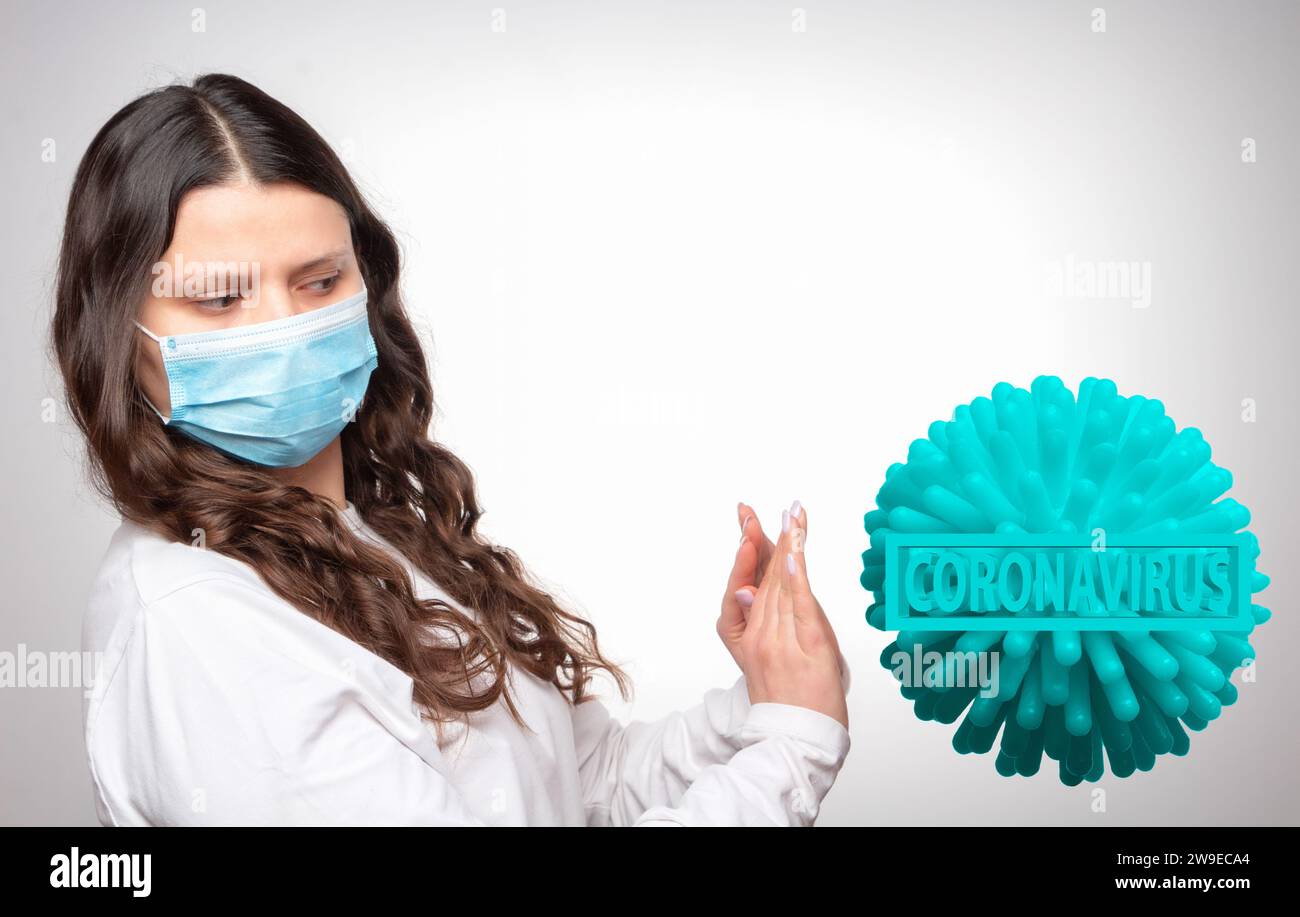 Il concetto di lotta contro il Covid-19. Ragazza con una maschera protettiva medica. Pandemia di coronavirus nel mondo. Foto Stock