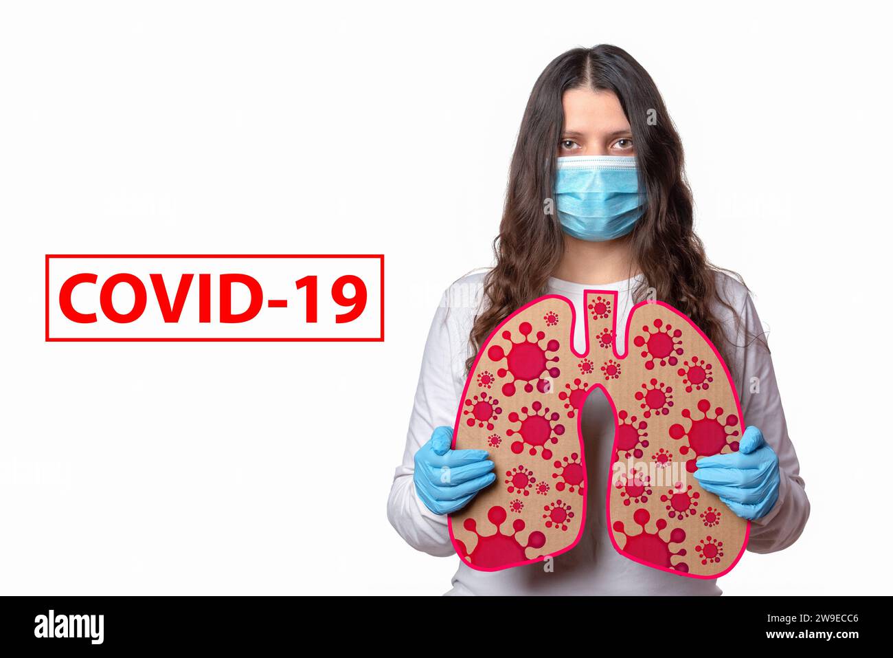 Il coronavirus COVID-19 infetta i polmoni con polmonite bilaterale. Ragazza in maschera protettiva tiene i polmoni con batteri SARS-CoV-2. Foto Stock