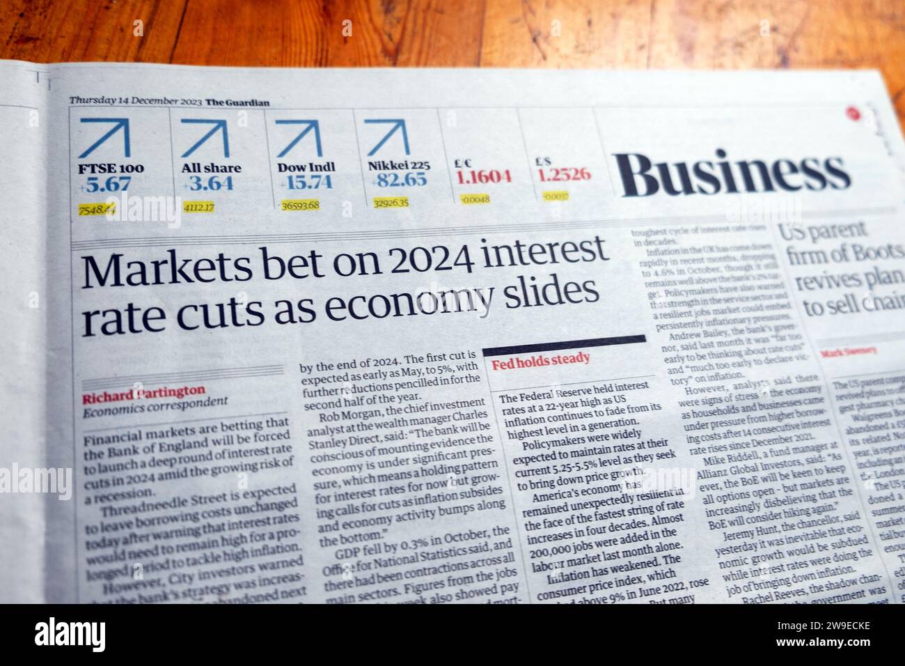 "I mercati puntano su 2024 tagli dei tassi di interesse come diapositive dell'economia" in Britain Guardian Newspaper headline Business article on 14 December 2023 London UK Foto Stock