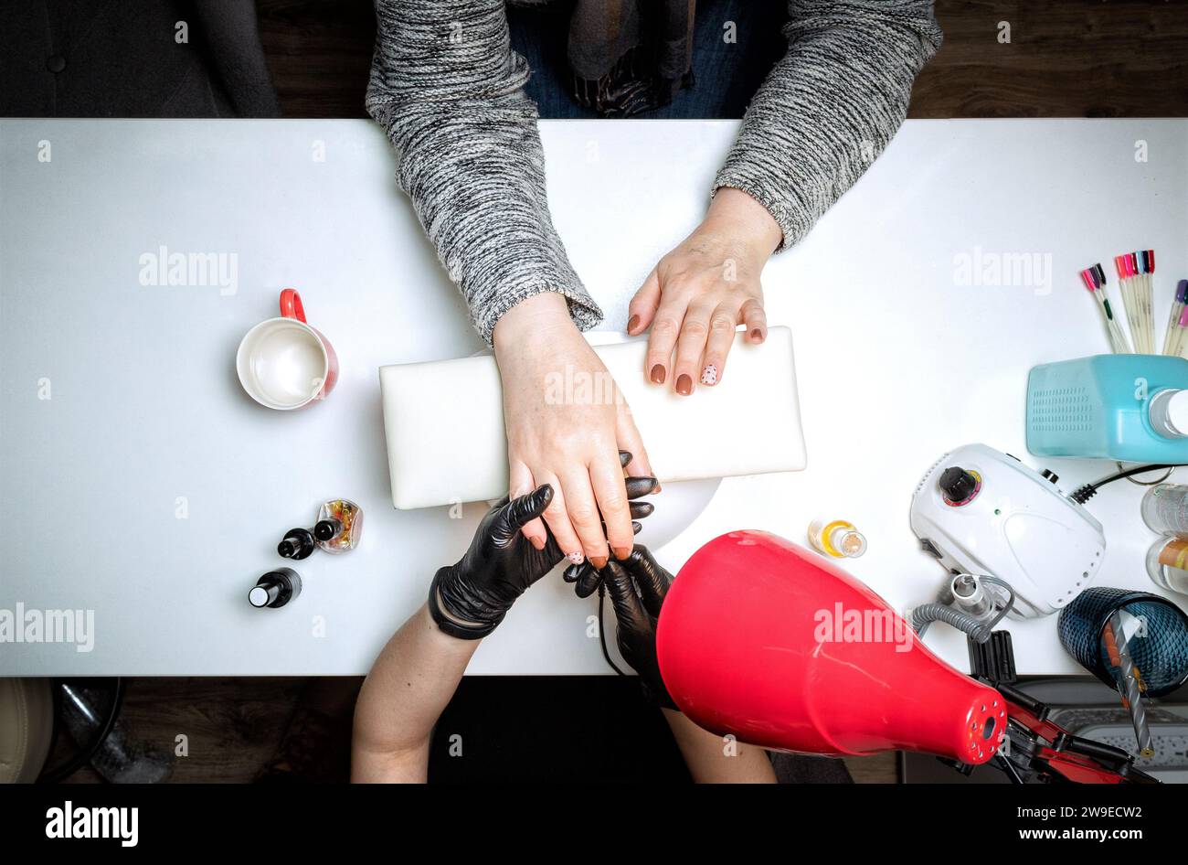 Processo di manicure in un salone di bellezza. Vista dall'alto. Foto Stock