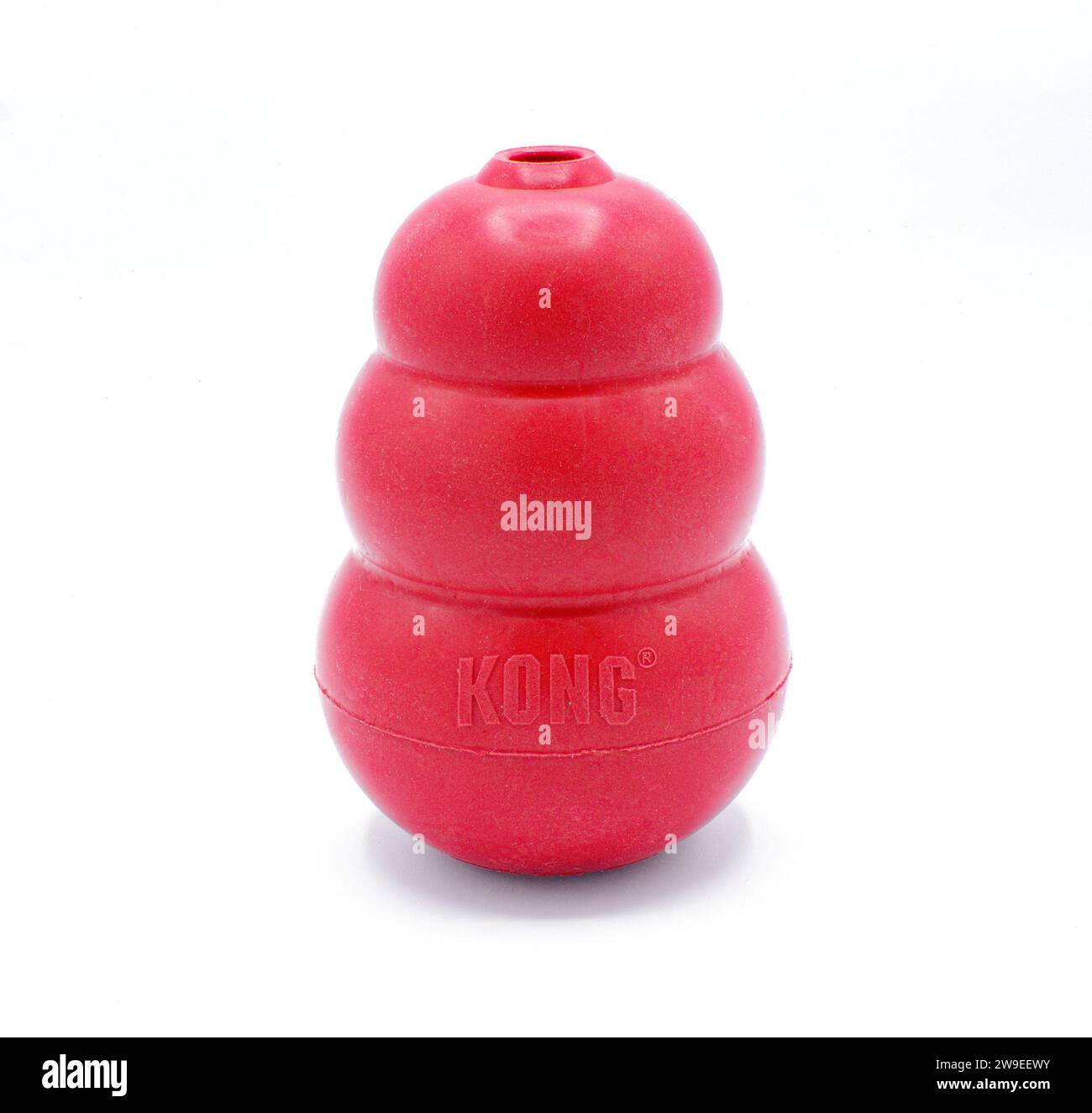 Ocala, Florida 18 dicembre 2023 Red kong Classic Dog Toy, durevole Natural Rubber Fun to Chew, Chase and Fetch. verticale isolato su sfondo bianco. Neve Foto Stock