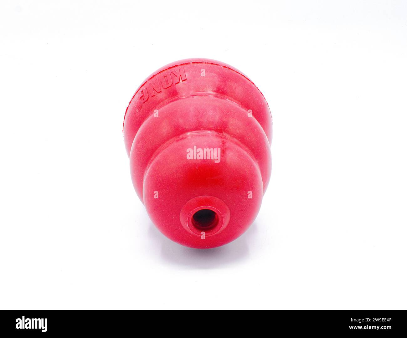 Ocala, Florida 18 dicembre 2023 Red kong Classic Dog Toy, durevole Natural Rubber Fun to Chew, Chase and Fetch. Vista dall'alto isolata su sfondo bianco. Neve Foto Stock