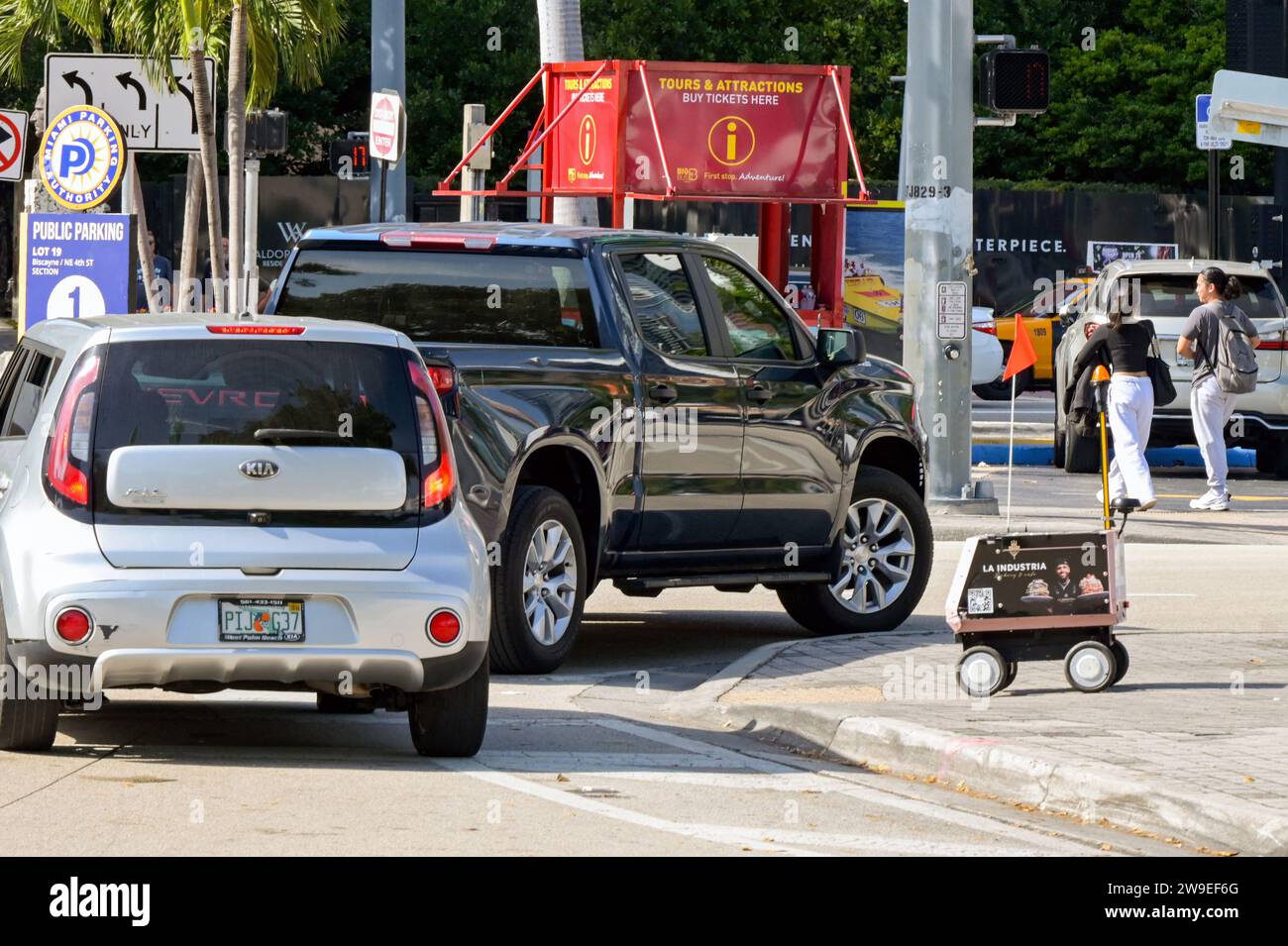 Miami, Florida, Stati Uniti d'America - 5 dicembre 2023: Veicolo di consegna robot telecomandato in attesa che il traffico si fermi prima di attraversare la strada nel centro di Miami Foto Stock