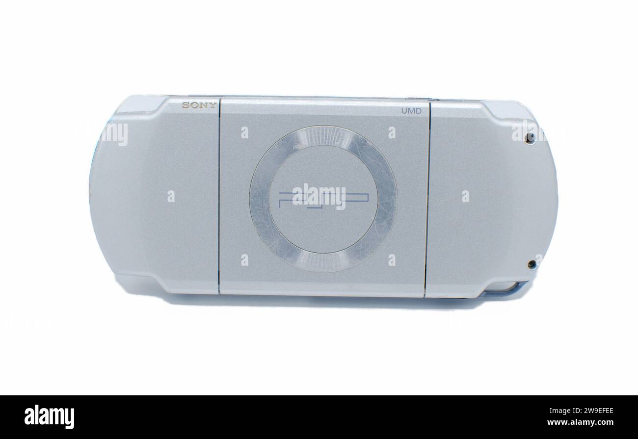 Ocala, Florida USA 11 dicembre 2023 Vista frontale della famosa console di videogiochi UMD universale per PSP Portable UMD, colore grigio iso Foto Stock