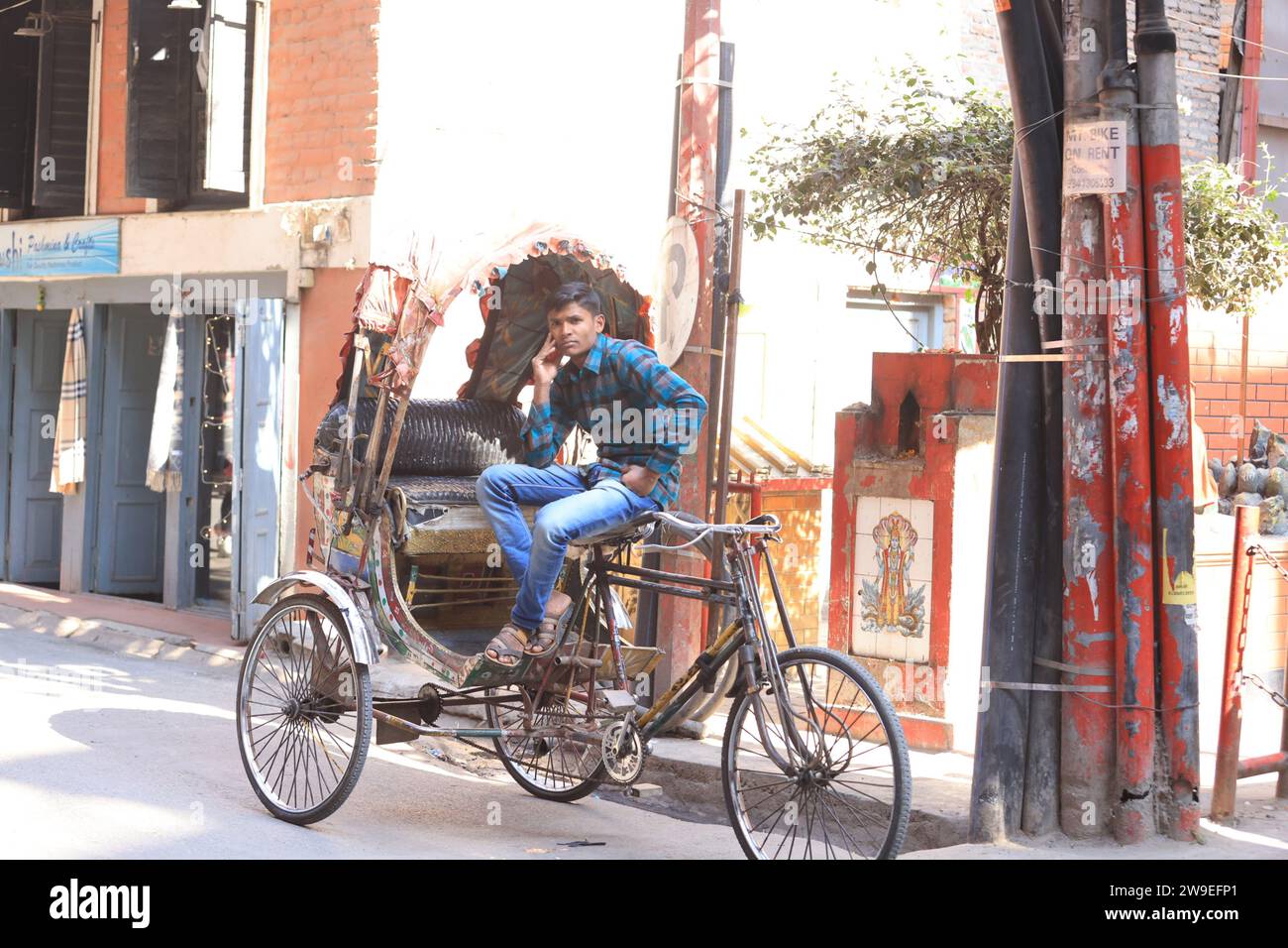 Kathmandu, Nepal - 20 novembre 2023: Risciò a tre ruote nella vista stradale di Thamel. Thamel e' uno dei posti piu' affidabili e migliori in cui alloggiare Foto Stock