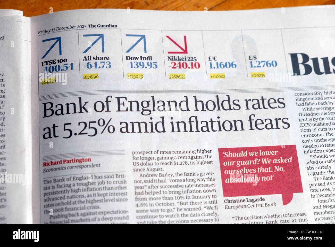 "La Banca d'Inghilterra mantiene tassi al 5,25% tra i timori dell'inflazione" articolo Guardian Newspaper headline Economy news articolo 15 dicembre 2023 Londra Regno Unito Foto Stock