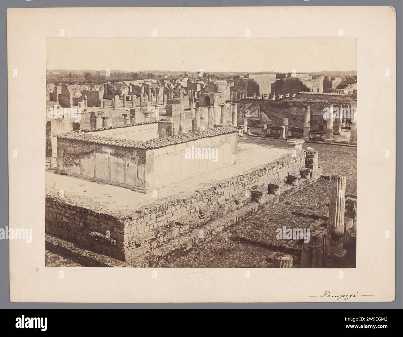 Tempio di Apollo a Pompei, 1860 - 1889 Fotografia di Pompei. gli albumi di cartone stampano la rovina di un edificio  architettura. tempio, santuario  religione romana Tempio di Apollo Foto Stock