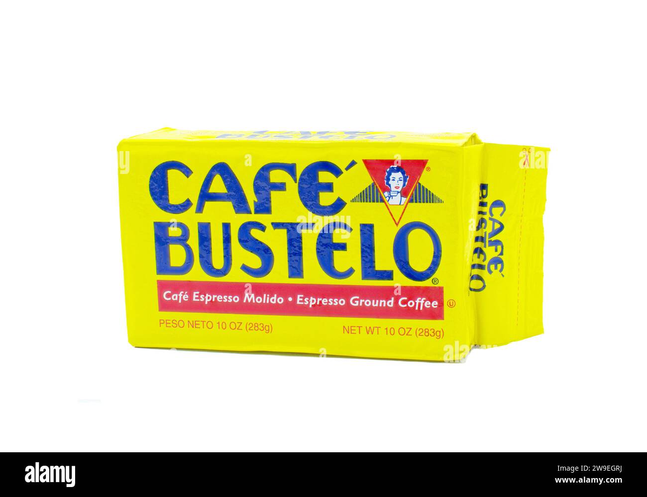 Ocala, Florida, Stati Uniti, 11-18-2023 Vista del caffè macinato espresso Cafe Bustelo sigillato sottovuoto e liofilizzato, da un negozio di alimentari locale. Bright yel Foto Stock