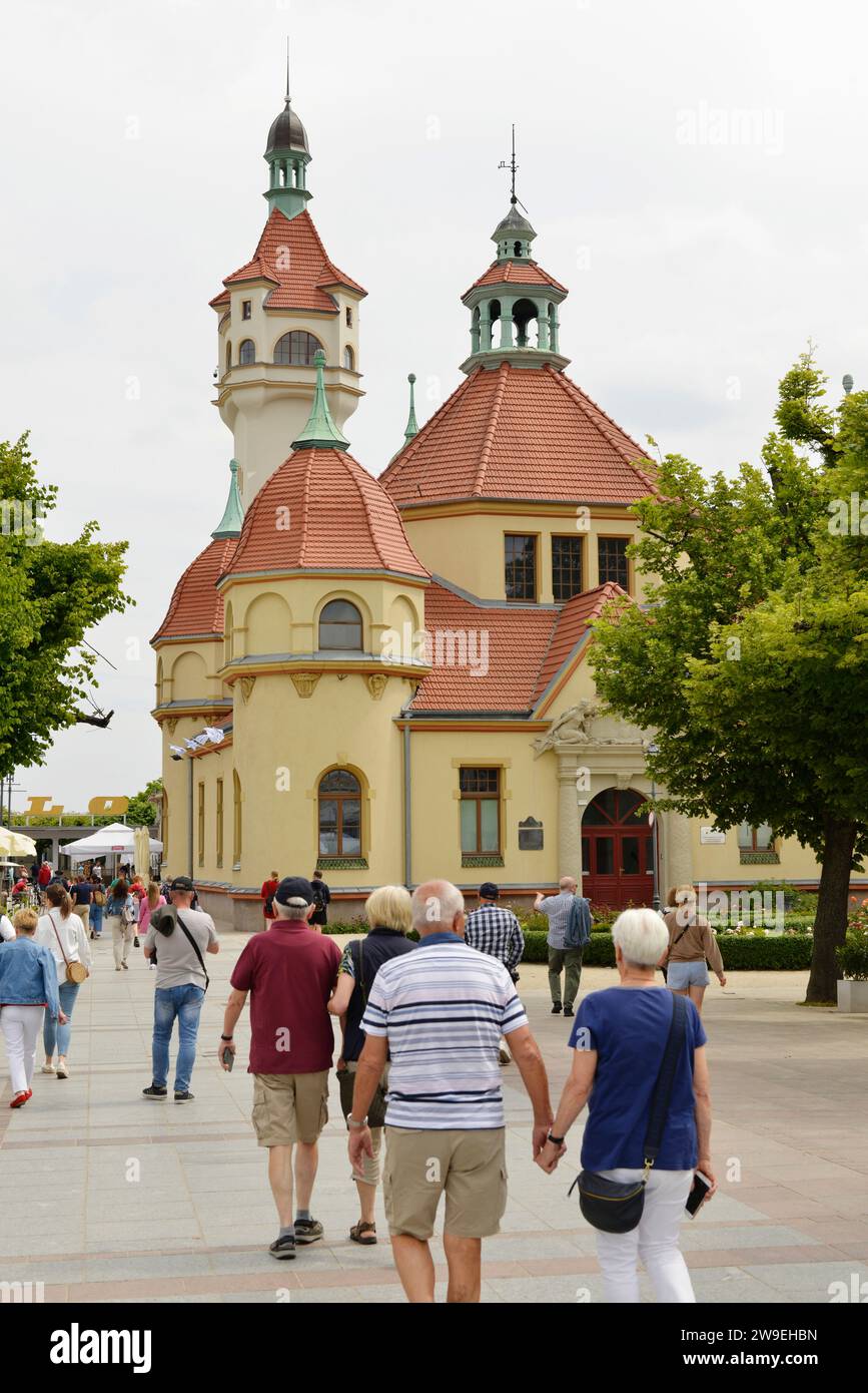 Turisti al faro di Sopot o a Zabytkowa Latarnia Morska nel Mar Baltico località turistica di Sopot, Polonia, Europa, UE Foto Stock