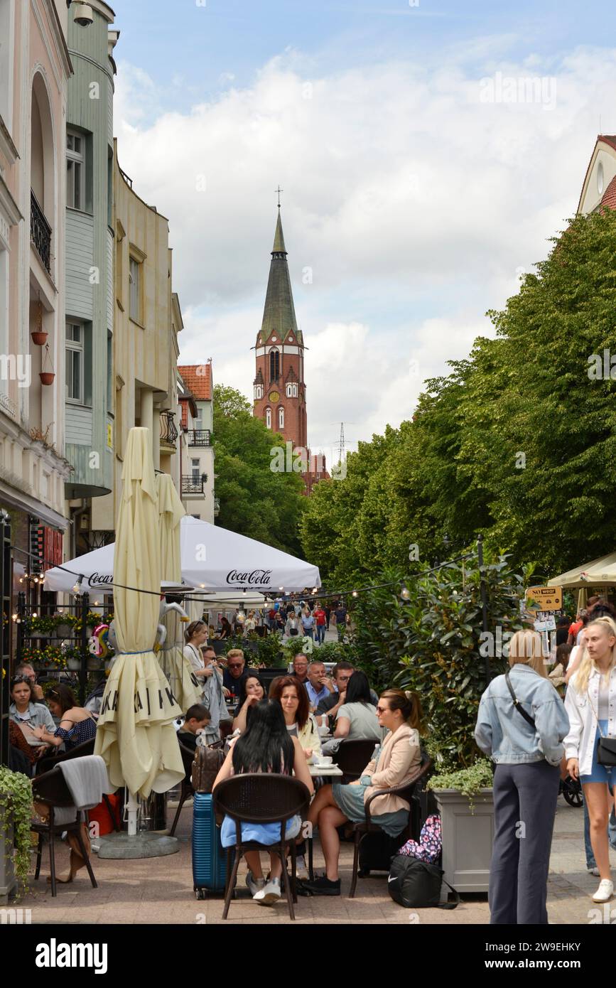 Sopot Polonia Alfresco Dining e turisti in via Bohaterów Monte Cassino e passeggiata nella località turistica del Mar Baltico di Sopot, Polonia, Europa, UE Foto Stock