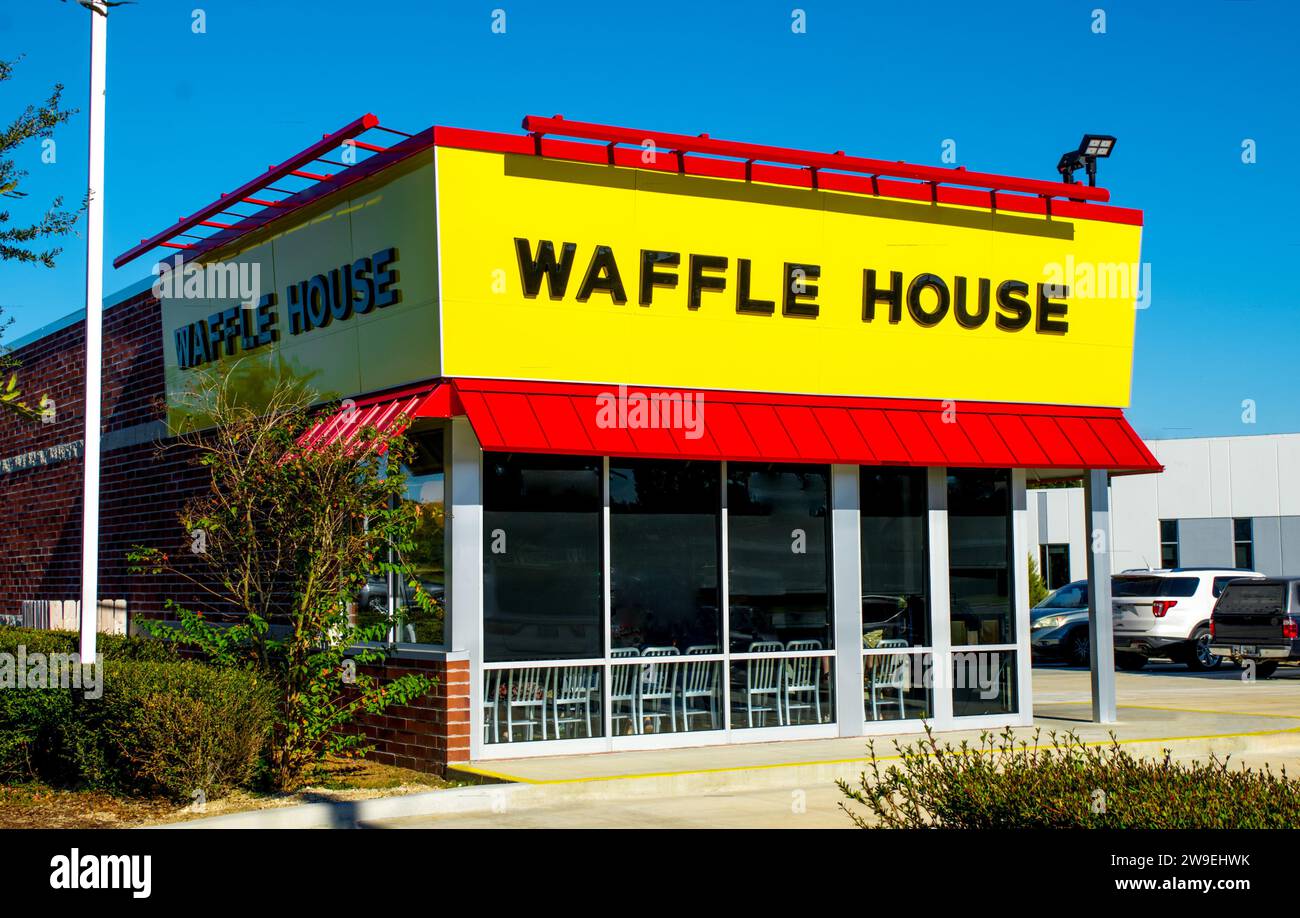 Ocala, Florida, USA, 2 novembre 2023, esterno della waffle House, illuminato dalla luce del giorno. Waffle House, è una catena di ristoranti iconica con oltre 2.100 sedi in 25 sta Foto Stock