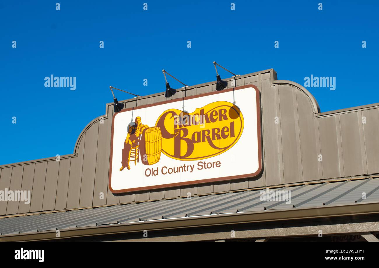 2 NOVEMBRE 2023 OCALA, FLORIDA, facciata esterna con logo per la catena di ristoranti Cracker Barrel Old Country e negozio di articoli da regalo. Giallo, marrone e. Foto Stock