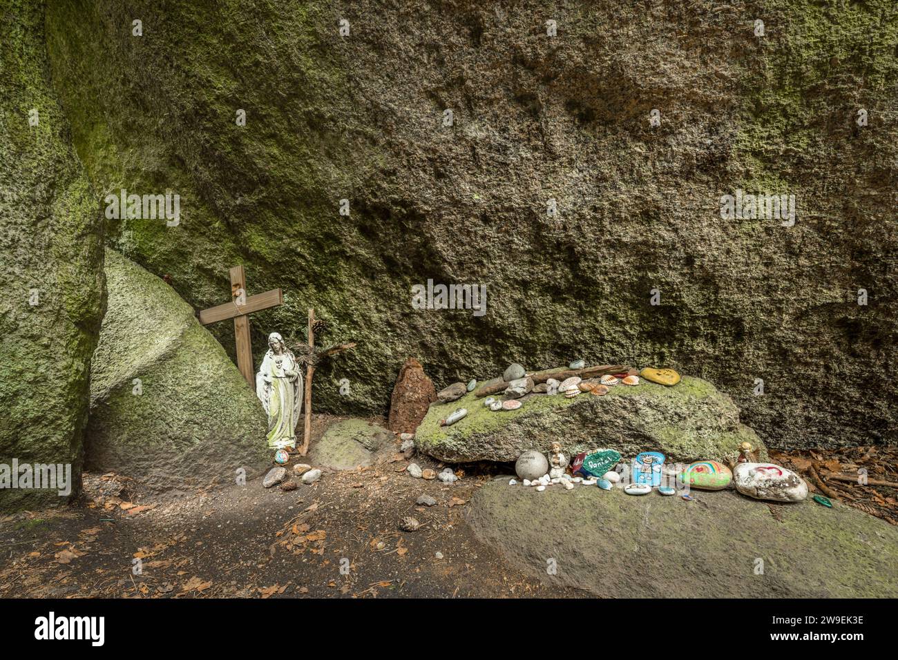 Thurmansbang Solla, Bavaia, Germania 23 aprile 2023 : all'interno della chiesa in pietra di Thurmansbang - Vecchia chiesa costruita in una grotta di pietra tra rocce erratiche a Foto Stock