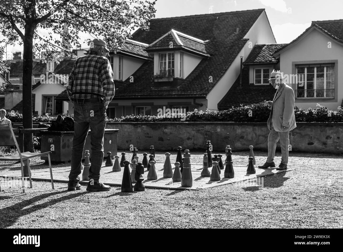 Uomini anziani che piangono gli scacchi con grandi pezzi nel parco, Zurigo, Svizzera Foto Stock