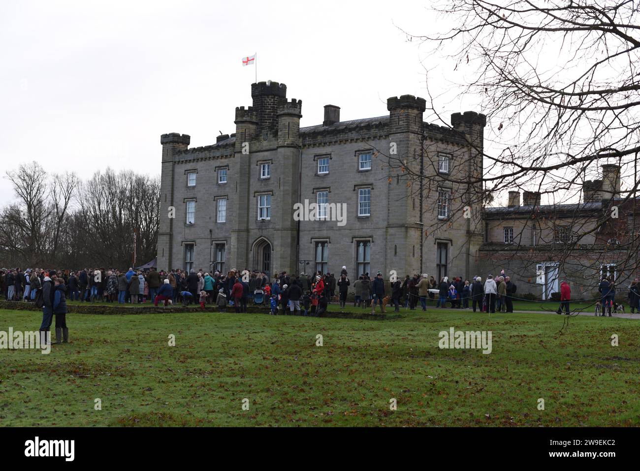 Incontro il giorno di Santo Stefano tra Old Surrey e Burstow e West Kent Hunt al castello di Chiddingstone 2023 Foto Stock